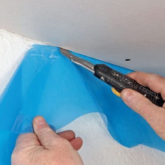 Gipsloft på profilbrædder: Skær dampspærren af ved væggen Gipsloft på profilbrædder: Skær dampspærren af ved væggen